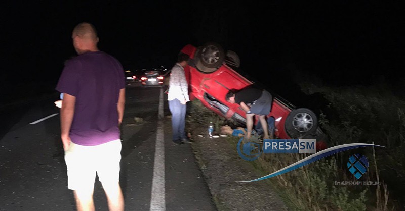 Un tânăr, de 22 de ani, s-a răsturnat cu mașina în șanț. Trei persoane rănite