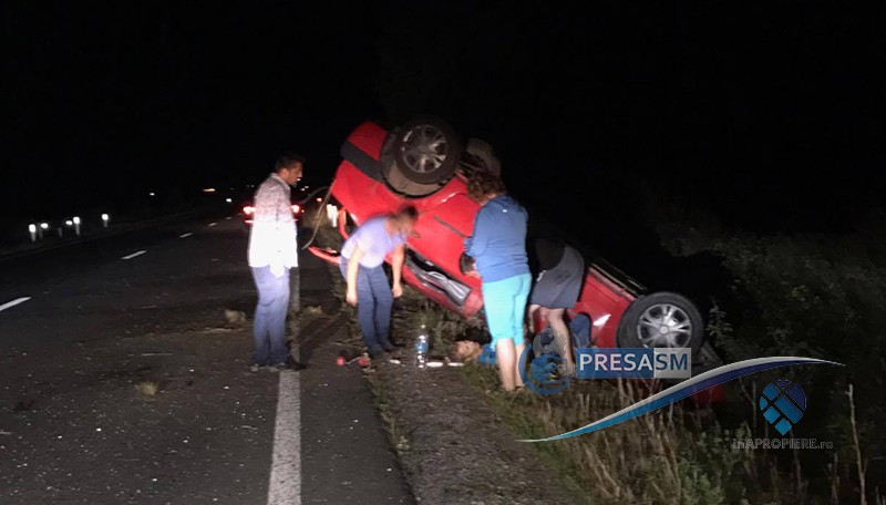 FOTOGALERIE. Accident grav! Un tânăr s-a dat cu mașina peste cap