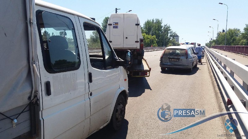 FOTOGALERIE. Accident în lanț pe Podul Golescu. Mai multe mașini implicate