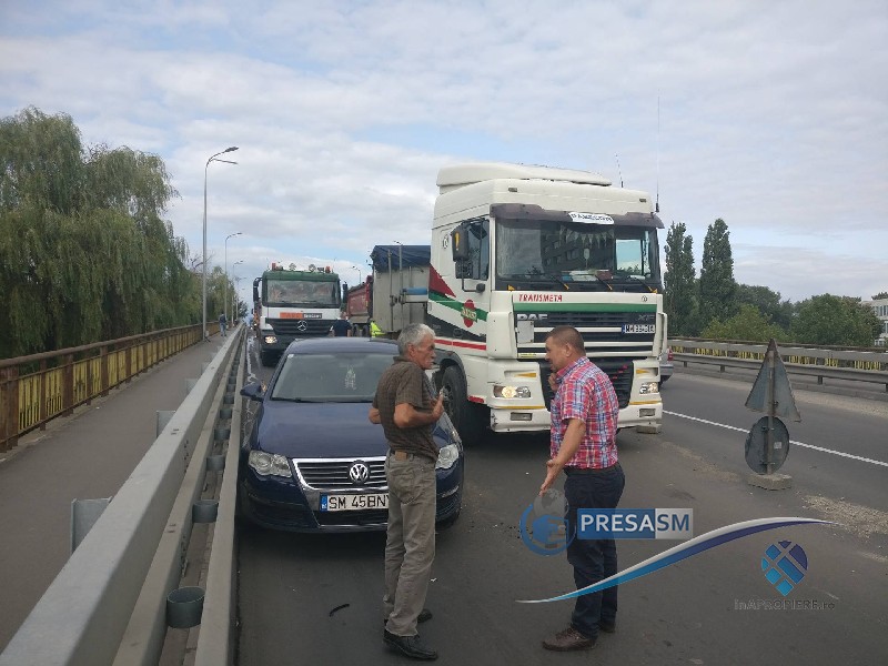 FOTO&VIDEO. Accident, scandal și blocaje pe Podul Decebal. Un TIR a lovit o mașină