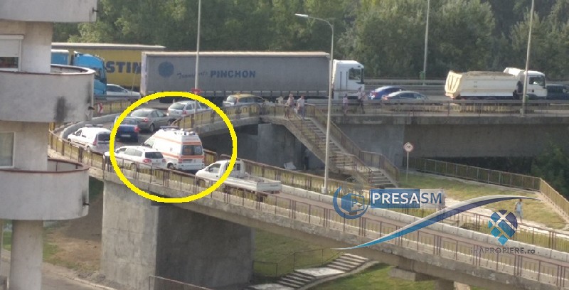 FOTO&VIDEO. Ambulanțierii, ”frânați” pe Podul Decebal. Pacientul riscă să moară în mașină