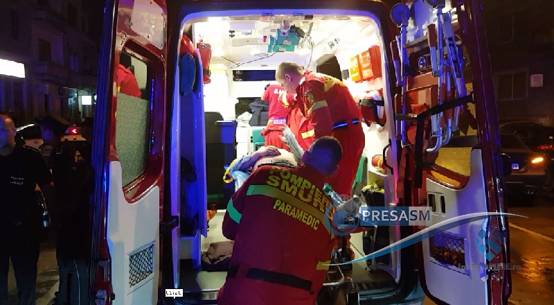 Bătaie cu cuțite lângă un club din Satu Mare. Tânăr lovit, preluat de ambulanță