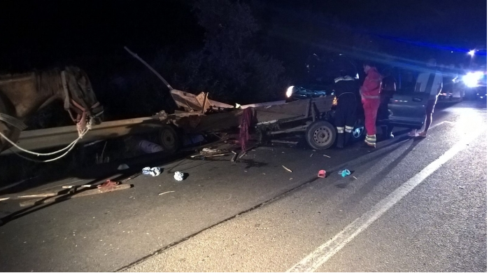 Un șofer a intrat cu mașina, în plin, într-o căruță. O altă căruță a ajuns în șanț