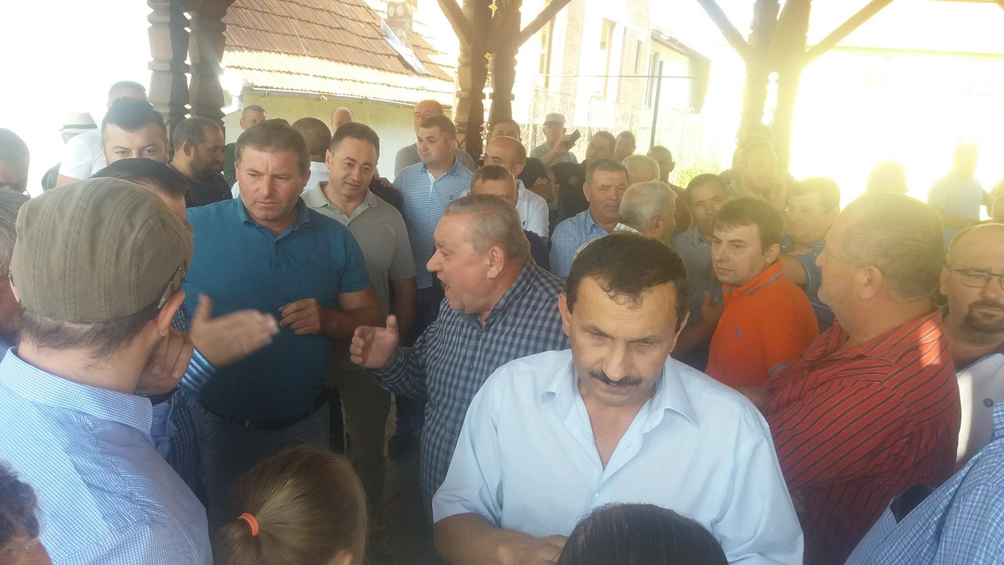 FOTO. Au vile impozante, dar wc-ul în curte. Certezenii cer demisia primarului. Edilul șef refuză