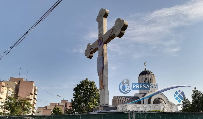 FOTO. Constructorii sensului giratoriu, al Lidl, vor să desființeze o cruce. Ce spune Biserica