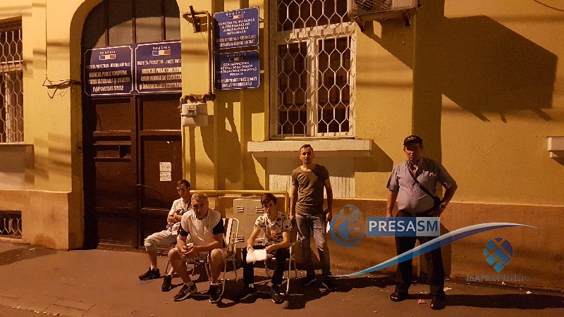 FOTO&VIDEO. ZECI de persoane dorm în față la Pașapoarte, în Satu Mare