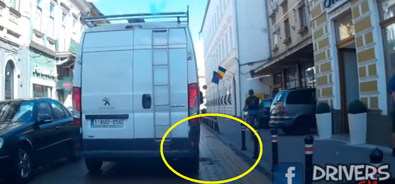 FOTO&VIDEO. Gunoi aruncat din mașină, în centrul Sătmarului...de un ”belgian”