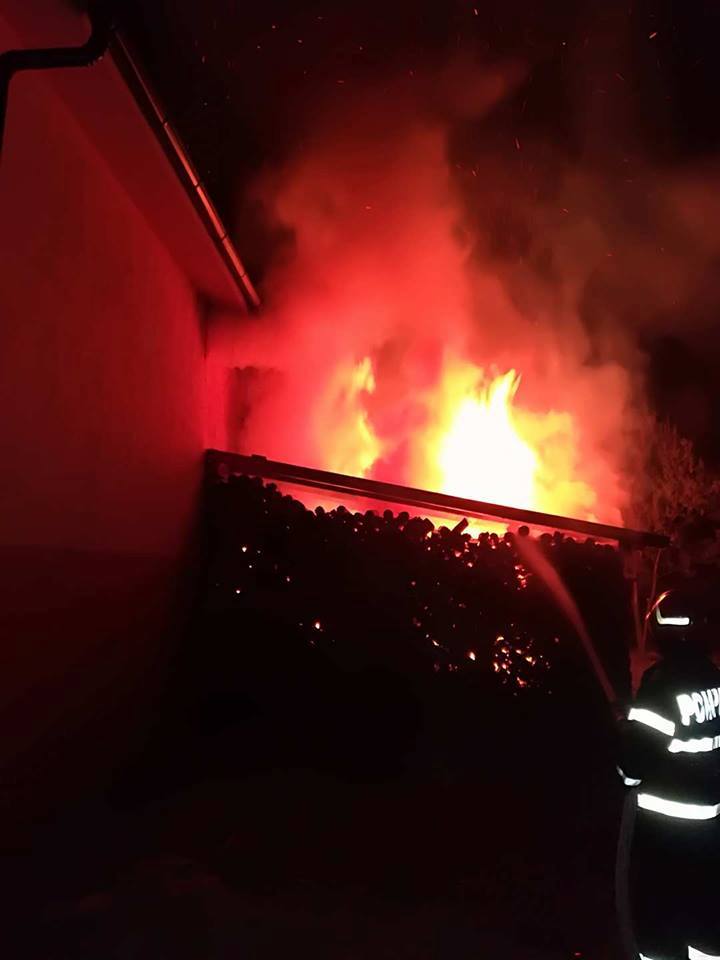 VIDEO. Incendiu de amploare în Țara Oașului. Zeci de pompieri au intervenit