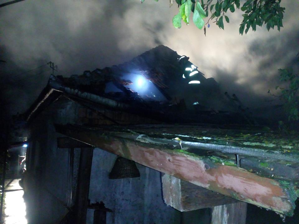 FOTOGALERIE. Casă făcută scrum în județ. Panică pentru zeci de persoane