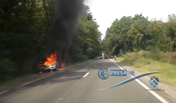 FOTO&VIDEO. O mașină a ars în totalitate pe DN 19, în județul Satu Mare