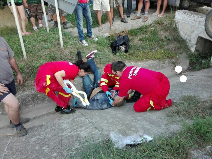 FOTO. Motociclist spulberat de o camionetă. O victimă la Urgență