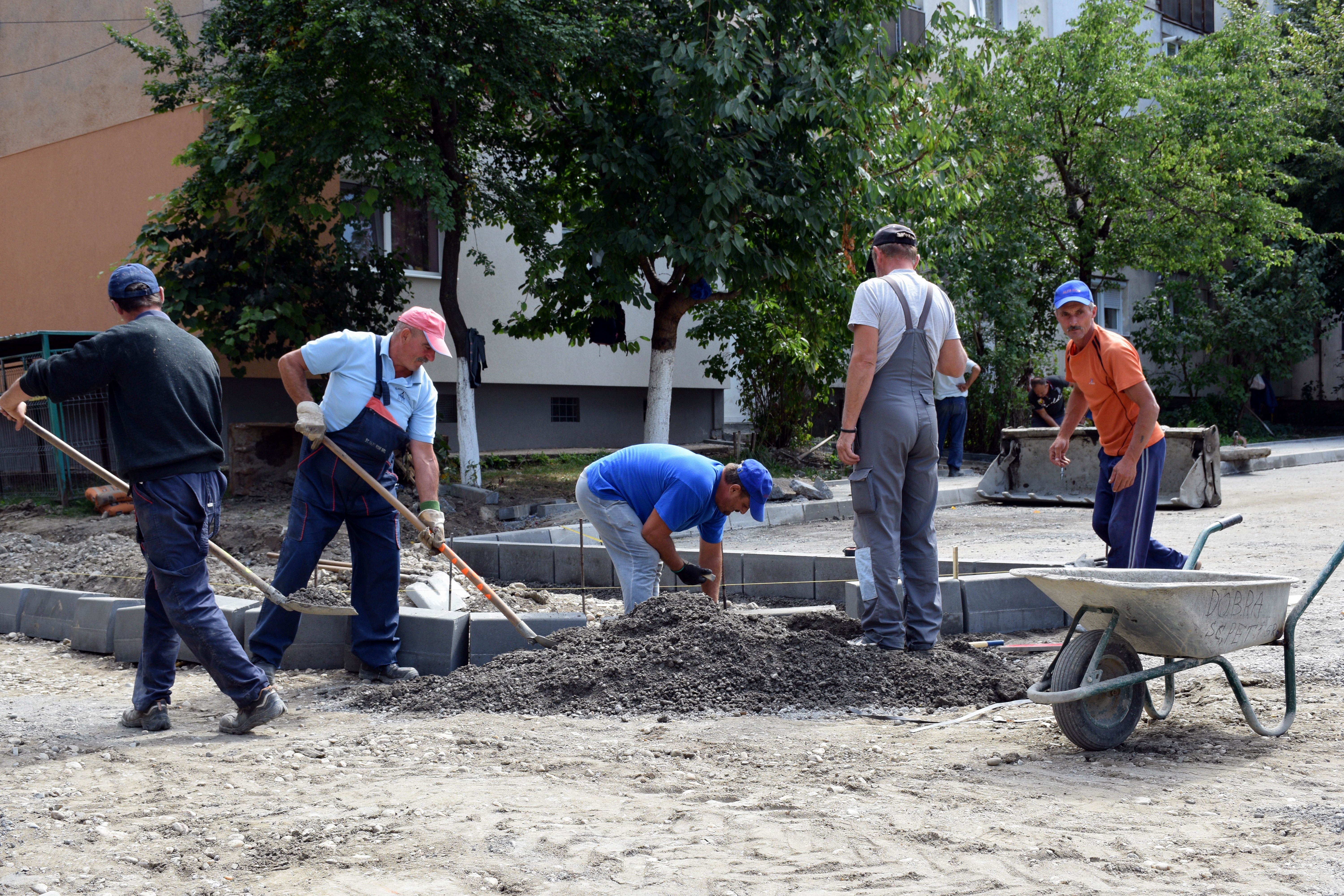 FOTO. Primăria vrea să termine parcările din Micro 17 în acest an