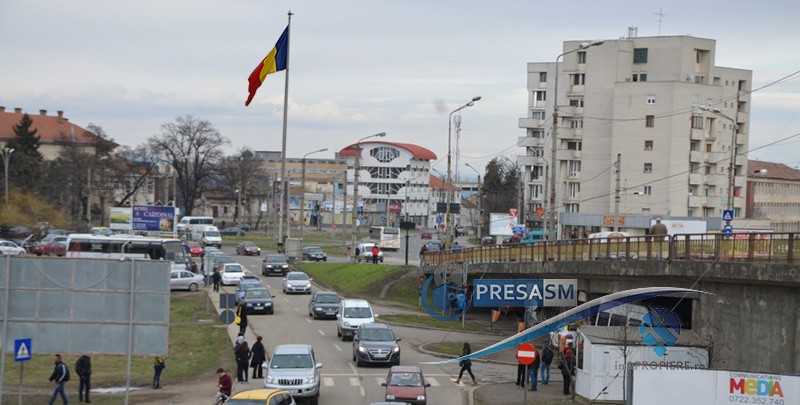 FOTO. Steag uriaș al României la coborâre de pe Podul Decebal, pentru Centenarul Marii Uniri