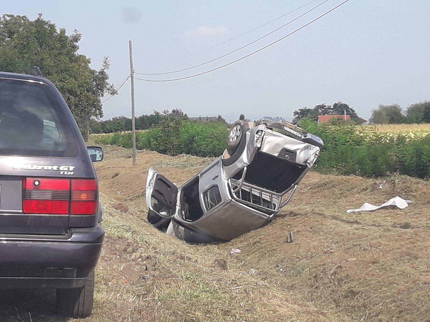 FOTO. Accident spectaculos. Mașină de teren, răsturnată în șanț