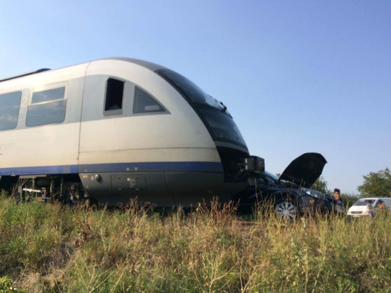 FOTO. Mașină spulberată de tren în județ. Doi tineri erau în autoturism