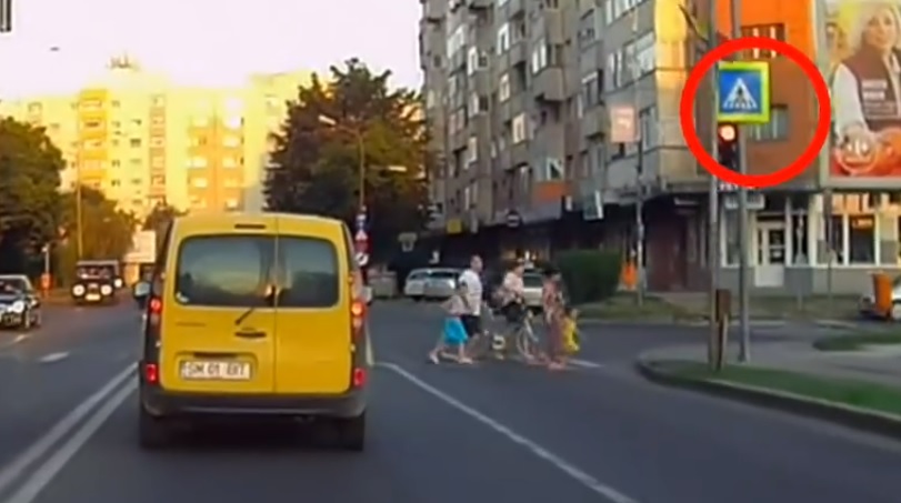 VIDEO. Un șofer a intrat pe ”roșu”! La un pas să lovească mai mulți pietoni