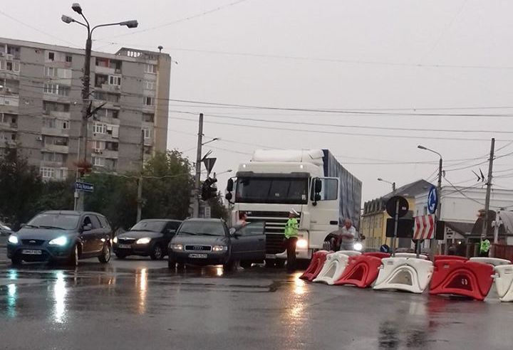 FOTO. Prima tamponare în intersecția Burdea: un TIR a lovit o mașină