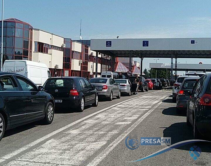 FOTO. Cum se duc țigări de contrabandă prin PTF Petea. Șmecheriile inventate de șoferi