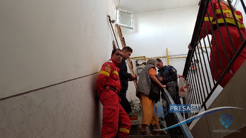 FOTO&VIDEO. Bărbat în șoc pe acoperiș. Vecinii au crezut că vrea să se arunce