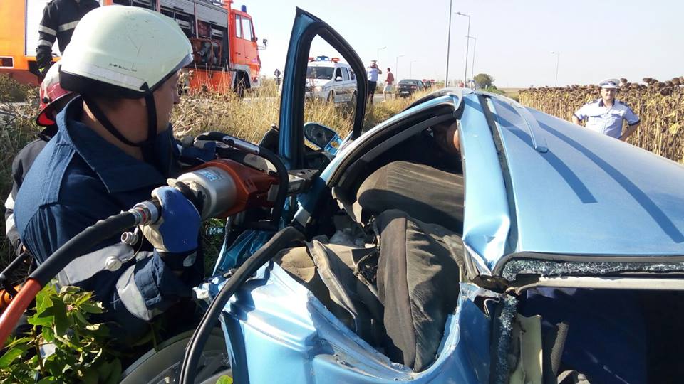 FOTO. POLIȚIA: Accidentul mortal, produs din cauza unei explozii a cauciucului