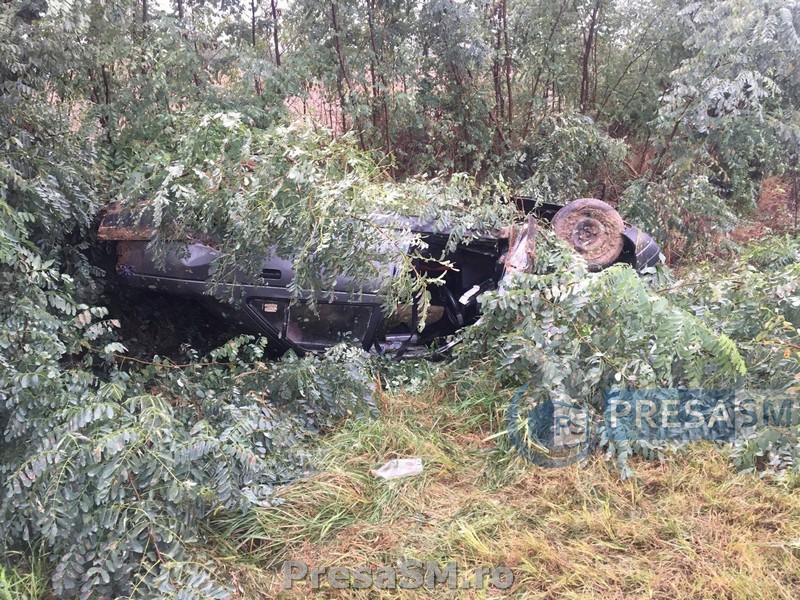 FOTOGALERIE. Mașină răsturnată pe marginea drumului. Șoferul a plecat