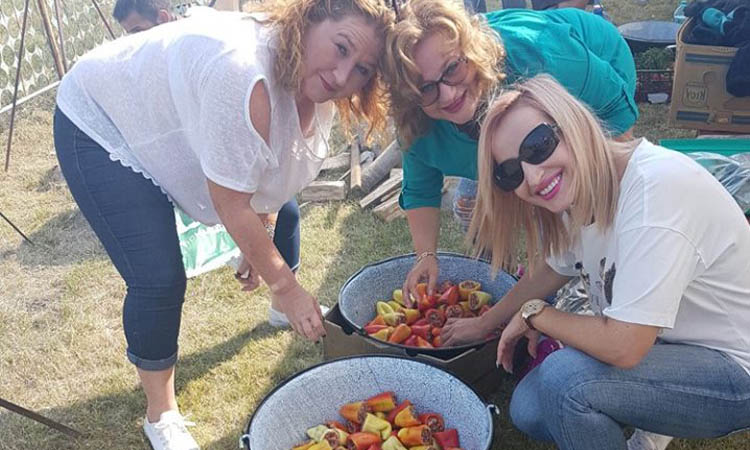 FOTOGALERIE. Demonstrație culinară de mare efect a doamnelor din ALDE Satu Mare