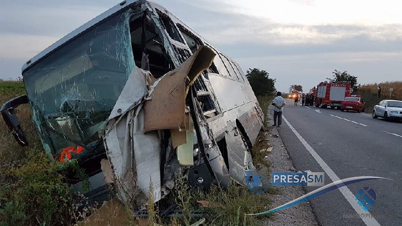 FOTO&VIDEO. Impact între un autocar și o autoutilitară. 13 de persoane rănite pe DN19, lângă Carei