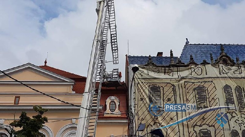 FOTO&VIDEO. Pericol în centrul Sătmarului. Cad cărămizi de pe hotelul Dacia