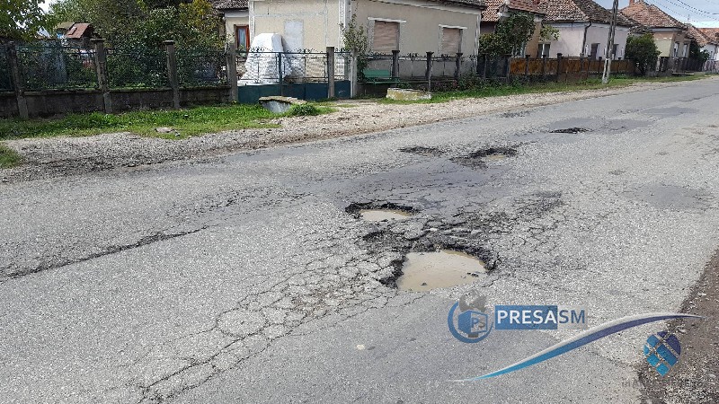 FOTO&VIDEO. Calvarul a mii de șoferi. Drumul pe care se circulă pe...acostament