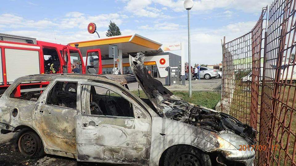 FOTOGALERIE. Mașină făcută scrum lângă o benzinărie din Satu Mare