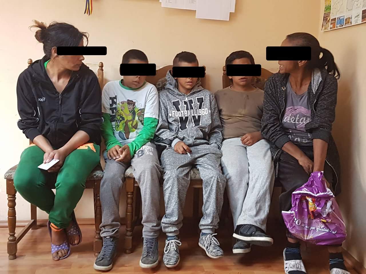 FOTO. REVOLTĂTOR. Minori, de 12 ani, la Poliție cu țigara în mână!