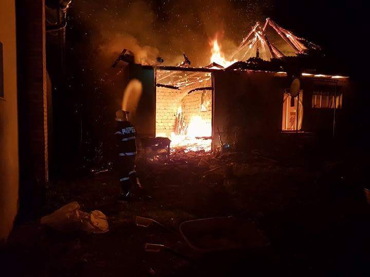 FOTOGALERIE. Incendiu de mare amploare în județul Satu Mare. Zeci de oameni au intervenit