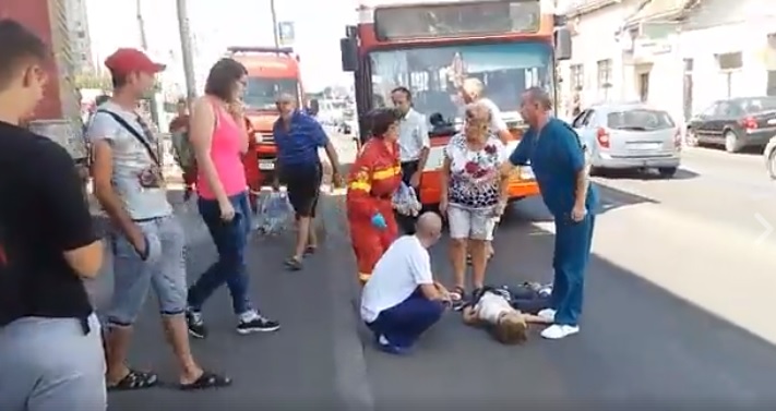 FOTO. Primul accident grav la Burdea. Fetiță lovită de un autobuz. Era cu mama sa