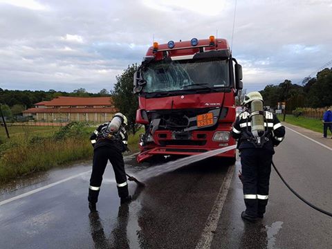 FOTOGALERIE. La un pas de dezastru. Două TIR-uri, care tractau cisterne, s-au lovit
