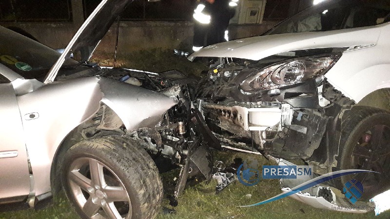 FOTOGALERIE. Minor lovit pe trotuar, după impactul frontal dintre două mașini