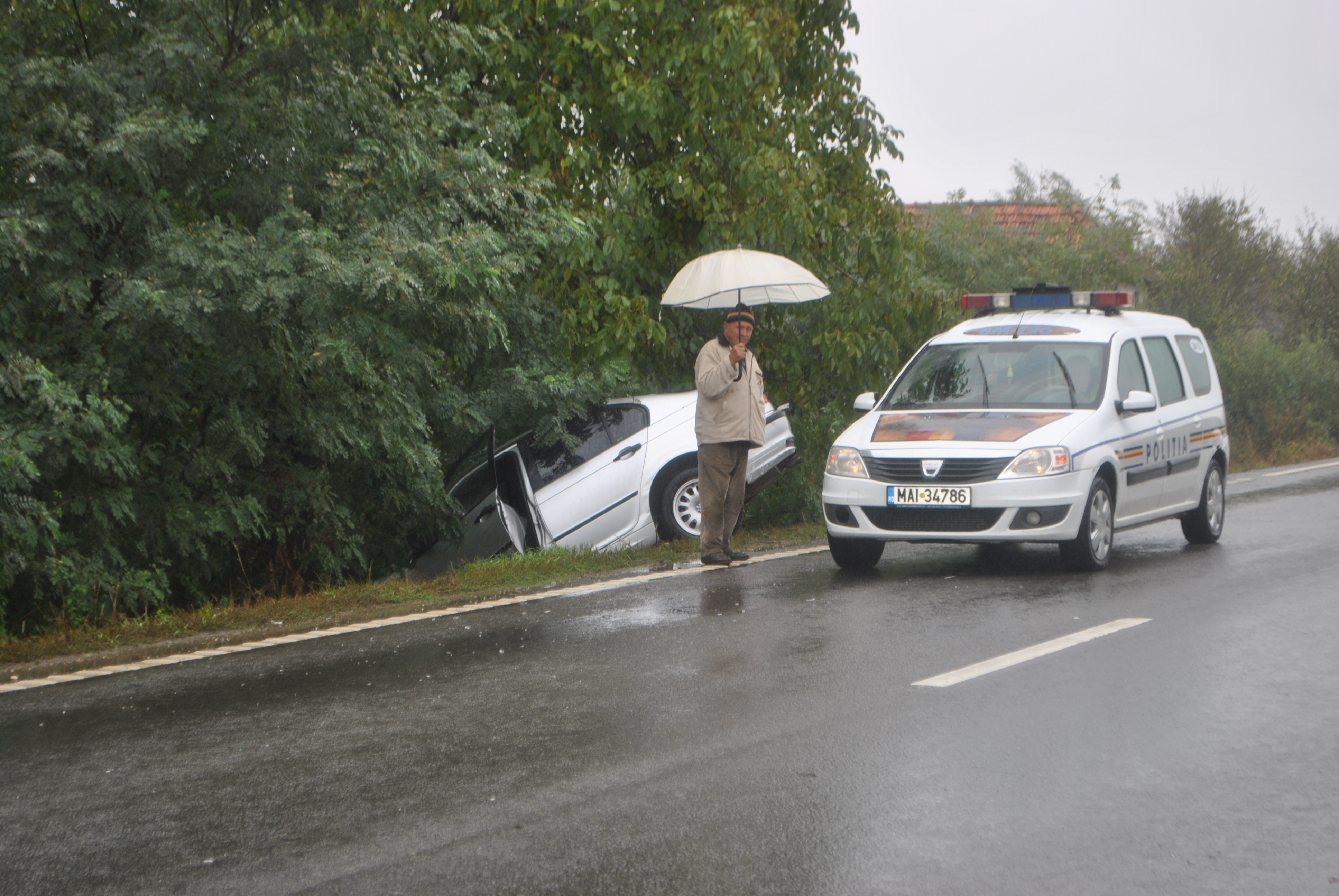 FOTO. Accident provocat de o femeie. Două mașini au ajuns în șanț