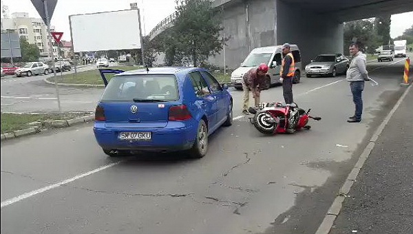 FOTOGALERIE. Mopedist lovit de o mașină în zona Podului Decebal