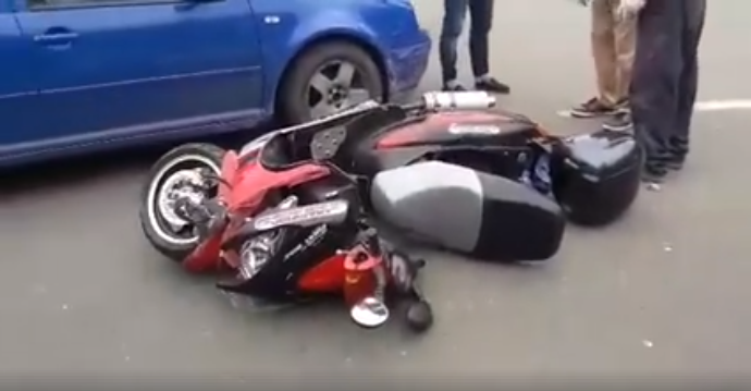 O sătmăreancă a lovit un mopedist. Bărbatul a fost transportat la spital