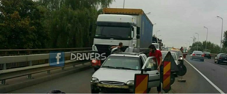 FOTO. Un TIR a lovit o mașină pe Podul Decebal. Traficul a fost blocat
