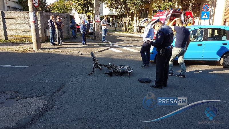 FOTO. Accident grav între o mașină și un mopedist, în Satu Mare. Ce spun polițiștii