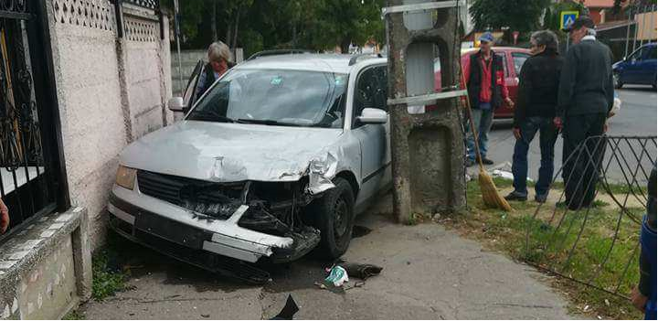 FOTOGALERIE. Accident în Satu Mare. O mașină s-a oprit într-un gard