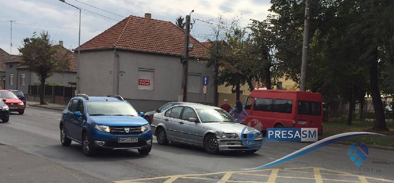 FOTO. Accident în Cartierul Soarelui. BMW lovit de un microbuz de persoane