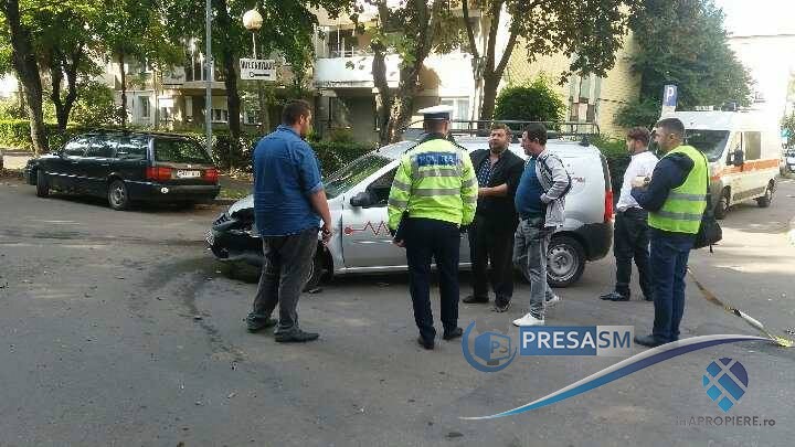 FOTOGALERIE. O tânără, din taxi direct la Urgențe. Accident în Satu Mare