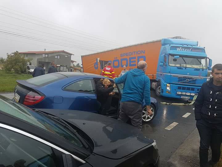 FOTO. Un TIR a blocat DN 19 timp de o oră. A ajuns în șanț