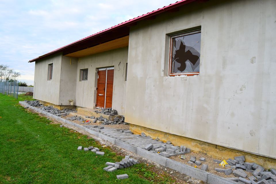 FOTOGALERIE. Vandalism greu de imaginat în județ. Clădirea unei primării, devastată