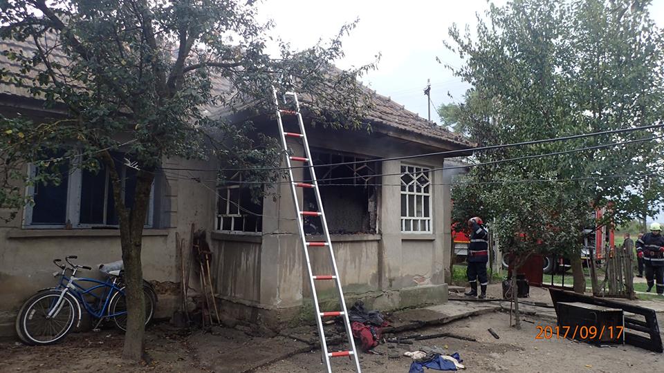 FOTOGALERIE. O casă a explodat în județul Satu Mare. Imobilul a fost distrus