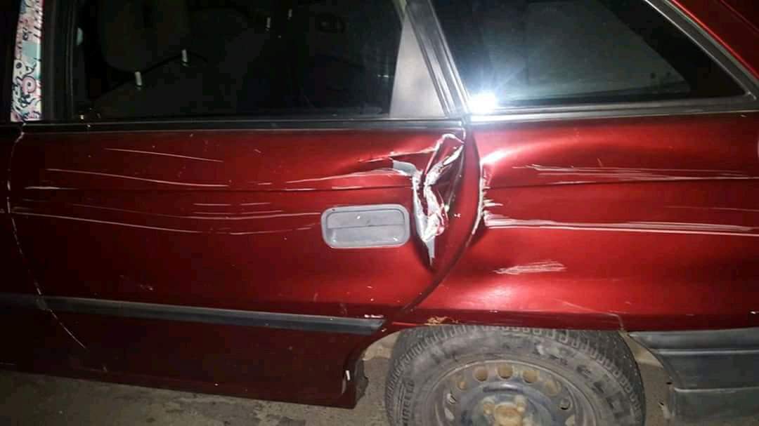 FOTOGALERIE. Șoferul firmei de salubritate a distrus o mașină. Și a plecat