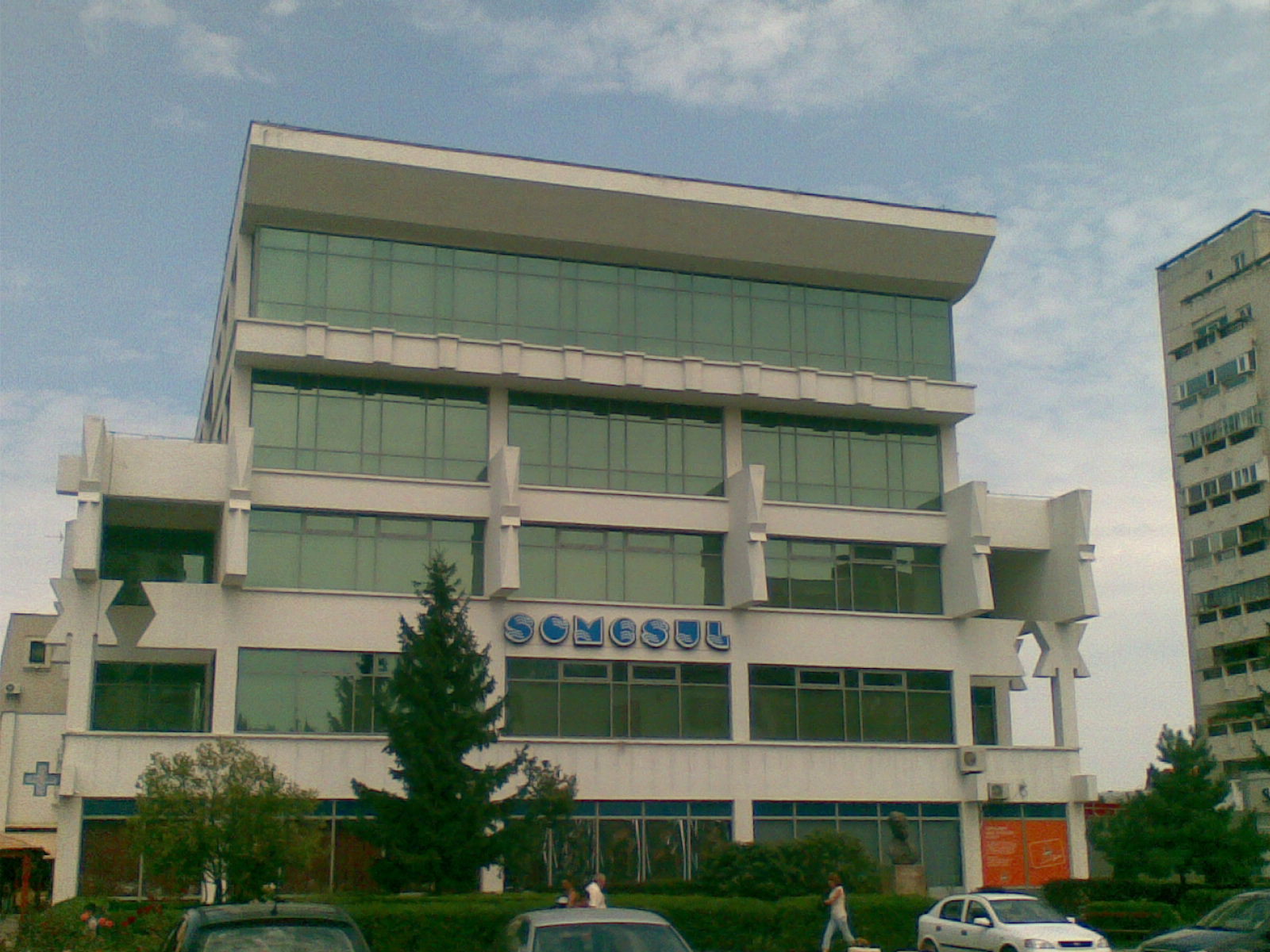 Fiindcă nu le ieșea cu cerșeala, doi indivizi s-au pus pe furat poșete și carduri în magazinul Someșul