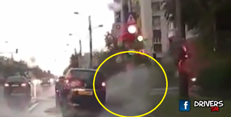 VIDEO. Pieton udat din cap până-n picioare în Satu Mare. Nesimțire fără margini!