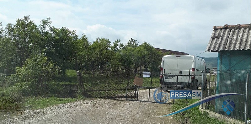 FOTO&VIDEO. Scandal cu poliția la Batarci. Drum blocat de un localnic, zeci de persoane afectate